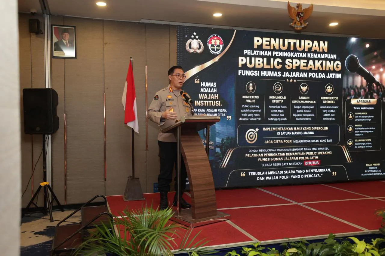 Kabid Humas Polda Jatim Tutup Pelatihan Public Speaking, Tekankan Komunikasi Jujur dan Transparan