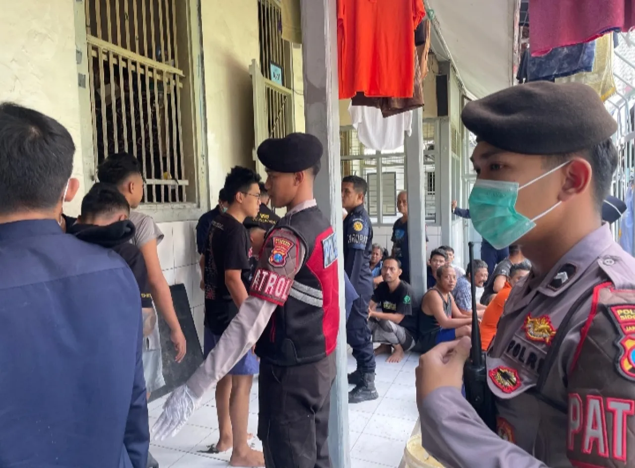 Ket Foto : Perkuat Keamanan Jelang Hari Bhakti Pemasyarakatan, Lapas Kelas IIA Sidoarjo Bersama Kepolisian Intensifkan Razia Hunian Warga Binaan