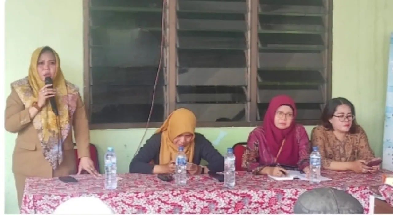 Ket Foto : Dari kiri, Lurah Ngagelrejo, Camat Wonokromo dan perwakilan dari PD. Pasar Surya