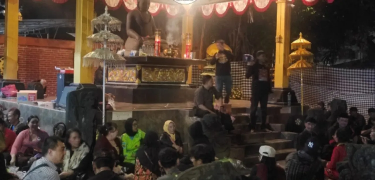 Ket Foto : Suasana Malam Anggara Kasih di pelataran Arca Joko Dolog