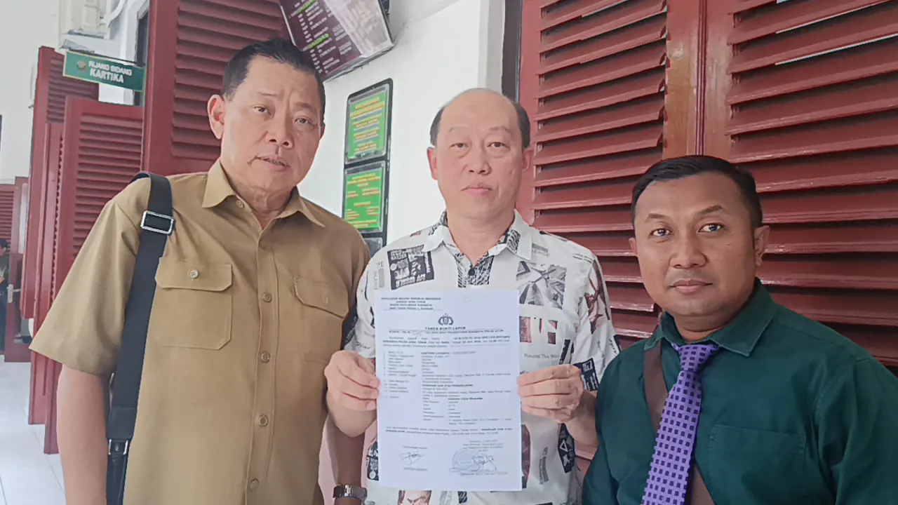 Ket Foto : Hartono bersama dengan kuasa hukumnya