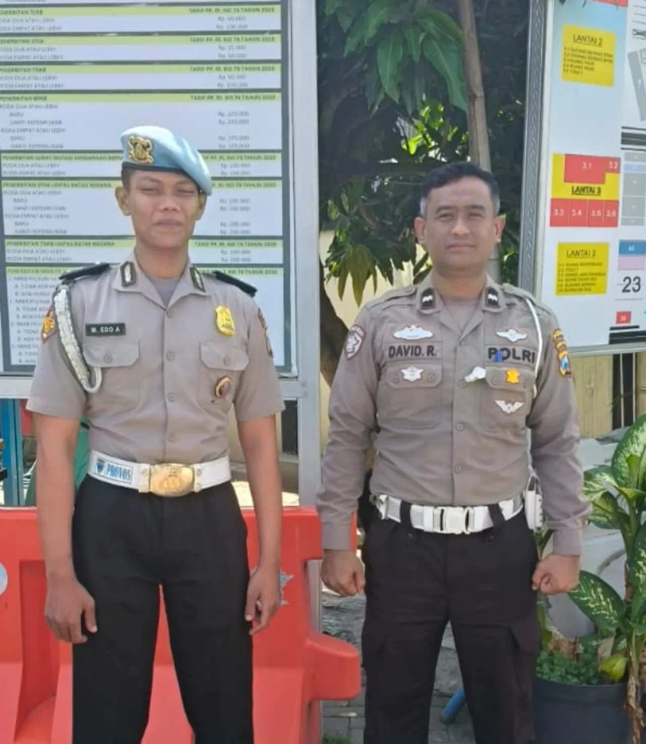 Ket Foto: Pelayanan Terhadap Wajib Pajak (WP) di Samsat Surabaya Utara Humanis dan Sigap 