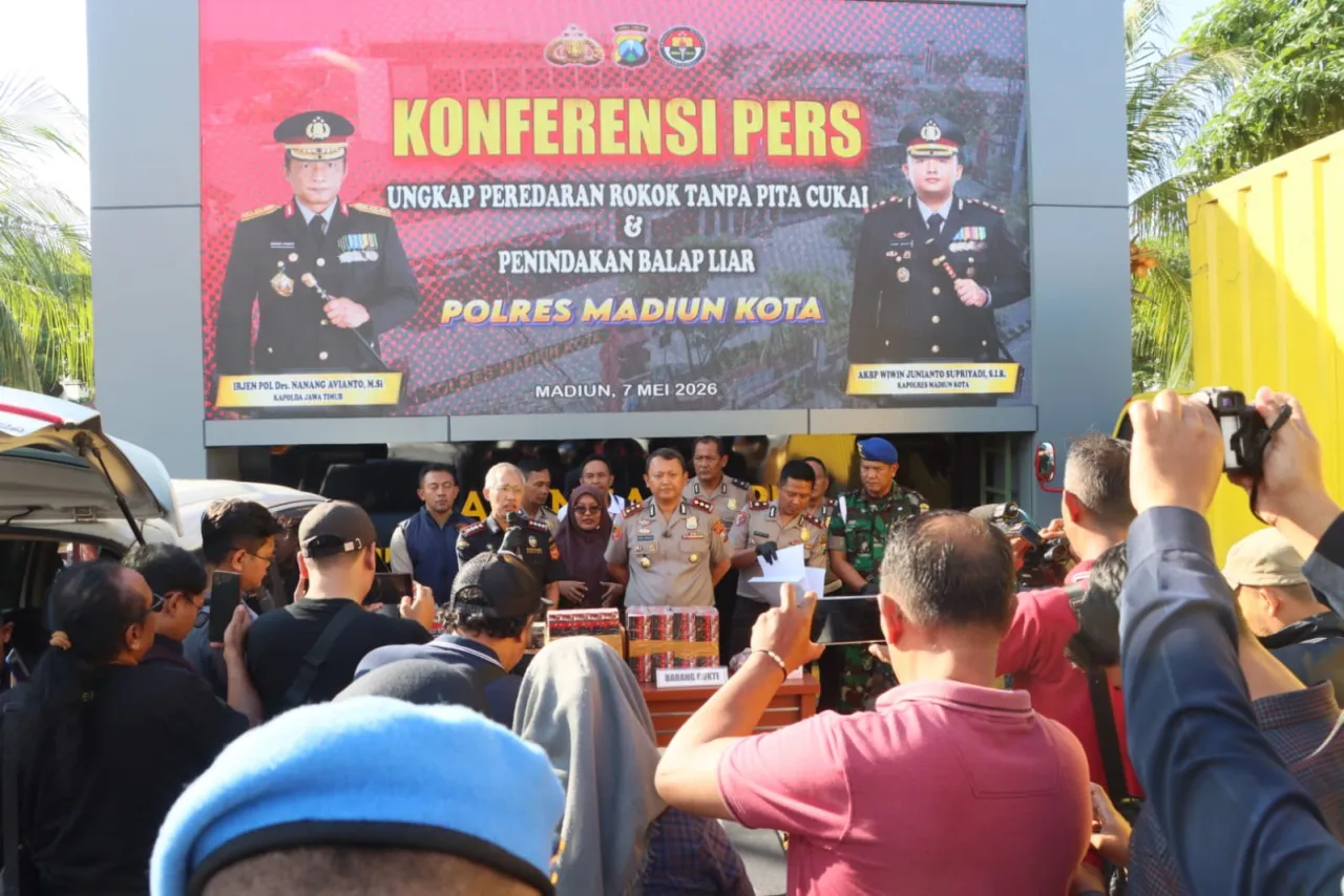 Ket Foto : Polres Madiun Kota Gagalkan Pengiriman 3,1 juta Batang Rokok Ilegal Lintas Provinsi