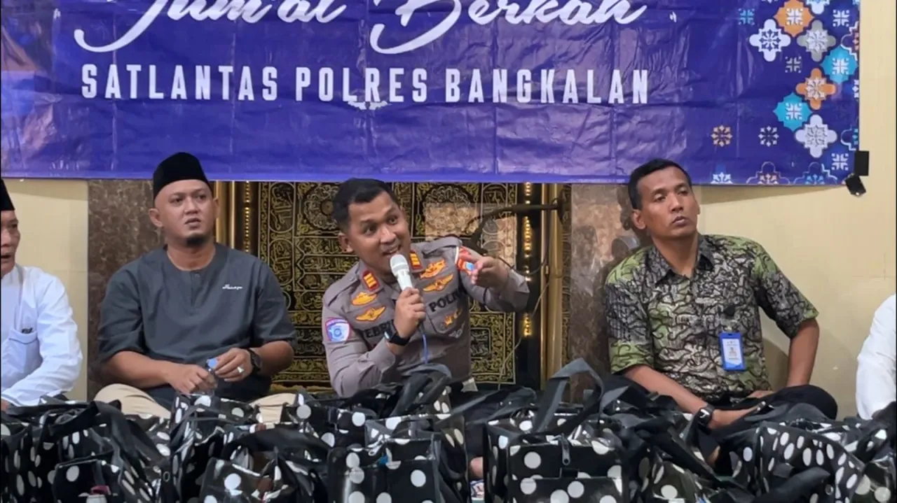 Ket Foto : Jum'at Berkah Satlantas Polres Bangkalan