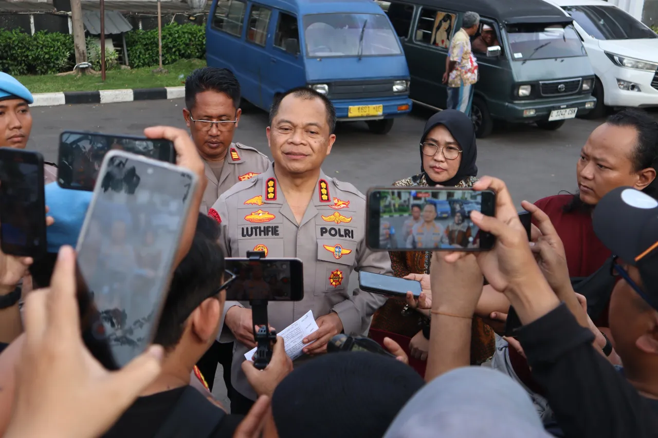 Ket Foto : Polrestabes Surabaya Amankan Tersangka Pelecehan Seksual Terhadap Tujuh Anak Didik