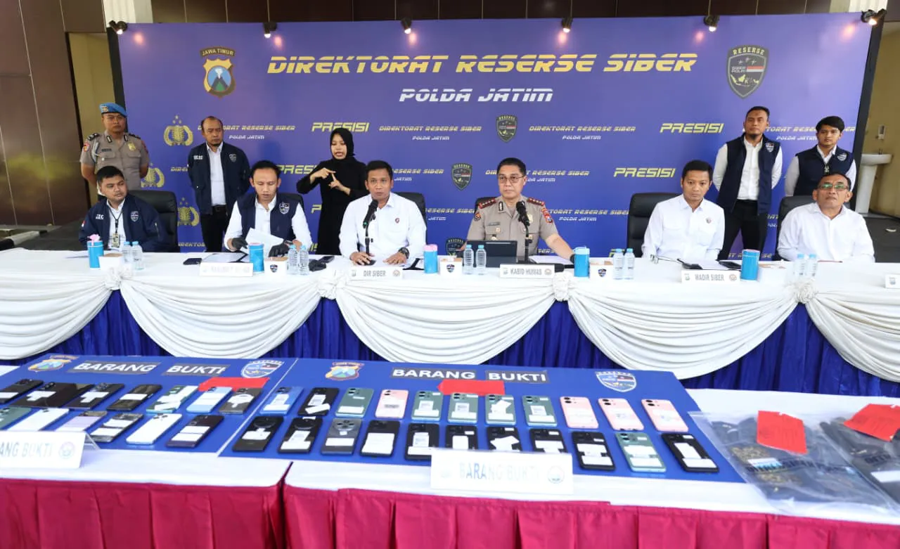 Ket Foto : Konpers Polda Jatim terkait Bongkar Sindikat Penipuan Online Modus Jual Beli Mobil, 11 Tersangka Diamankan