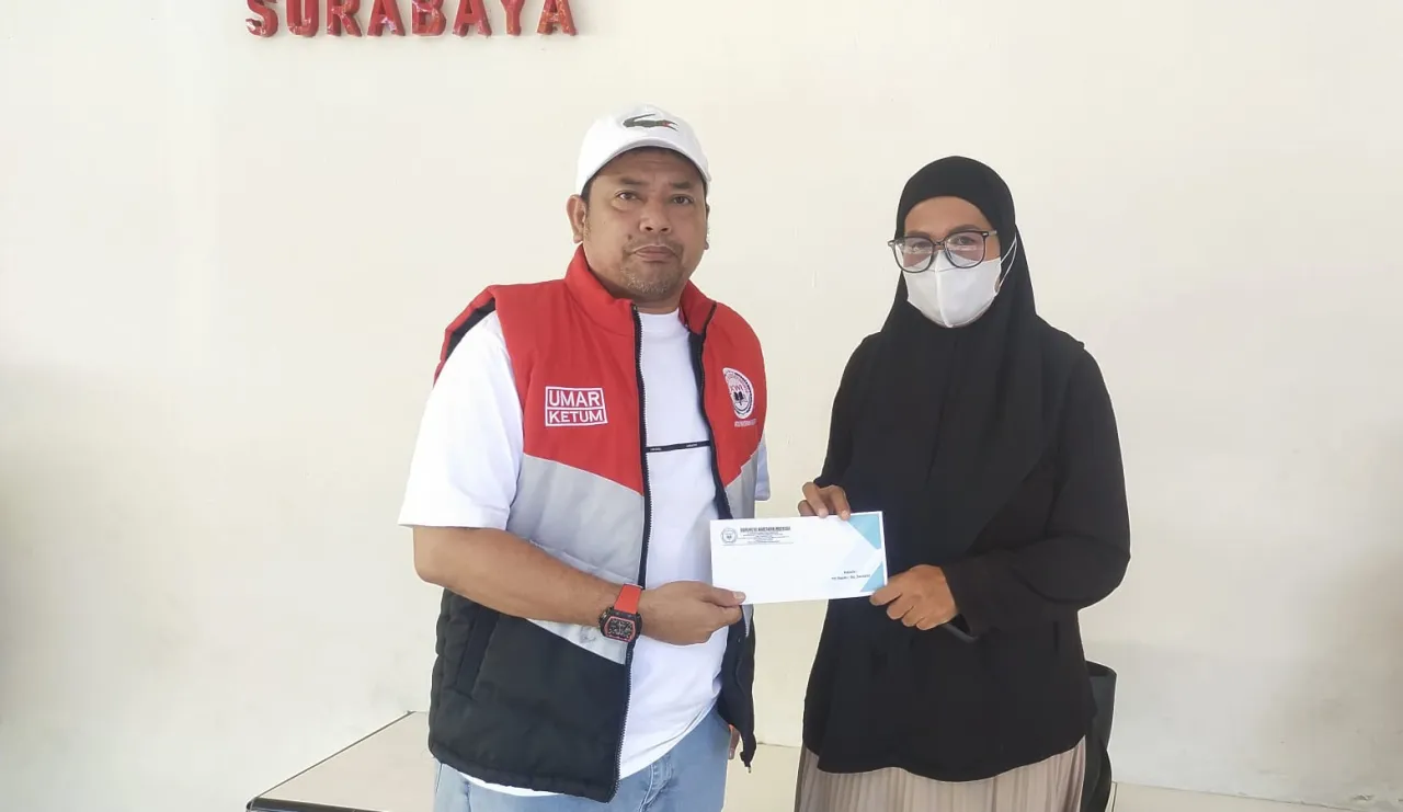 Ket Foto : Ketua Umum KWI Umar Hayat Tunjukkan Kepedulian, Berikan Santunan untuk Keluarga Bapak Mahmud
