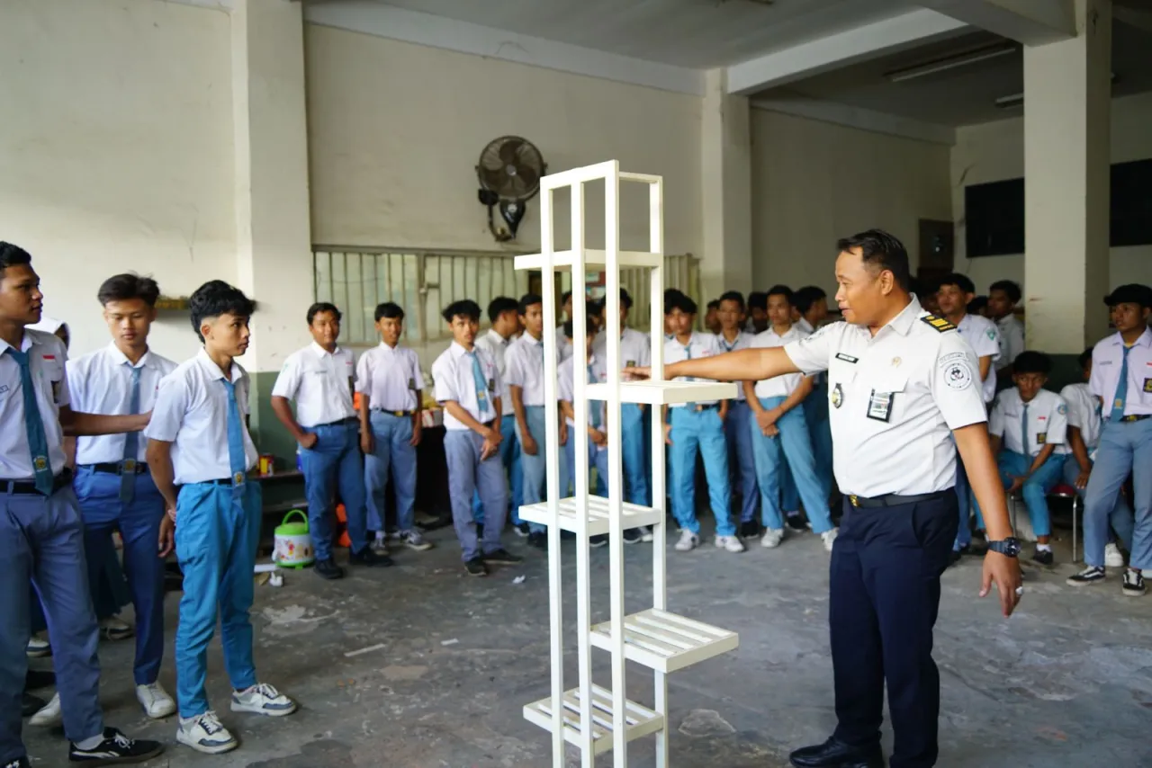 Ket Foto : Siswa SMKN 2 Pamekasan Study Lapangan ke Lapas Narkotika Pamekasan, Takjub Lihat Dapur Sehat hingga Program Kemandirian Warga Binaan