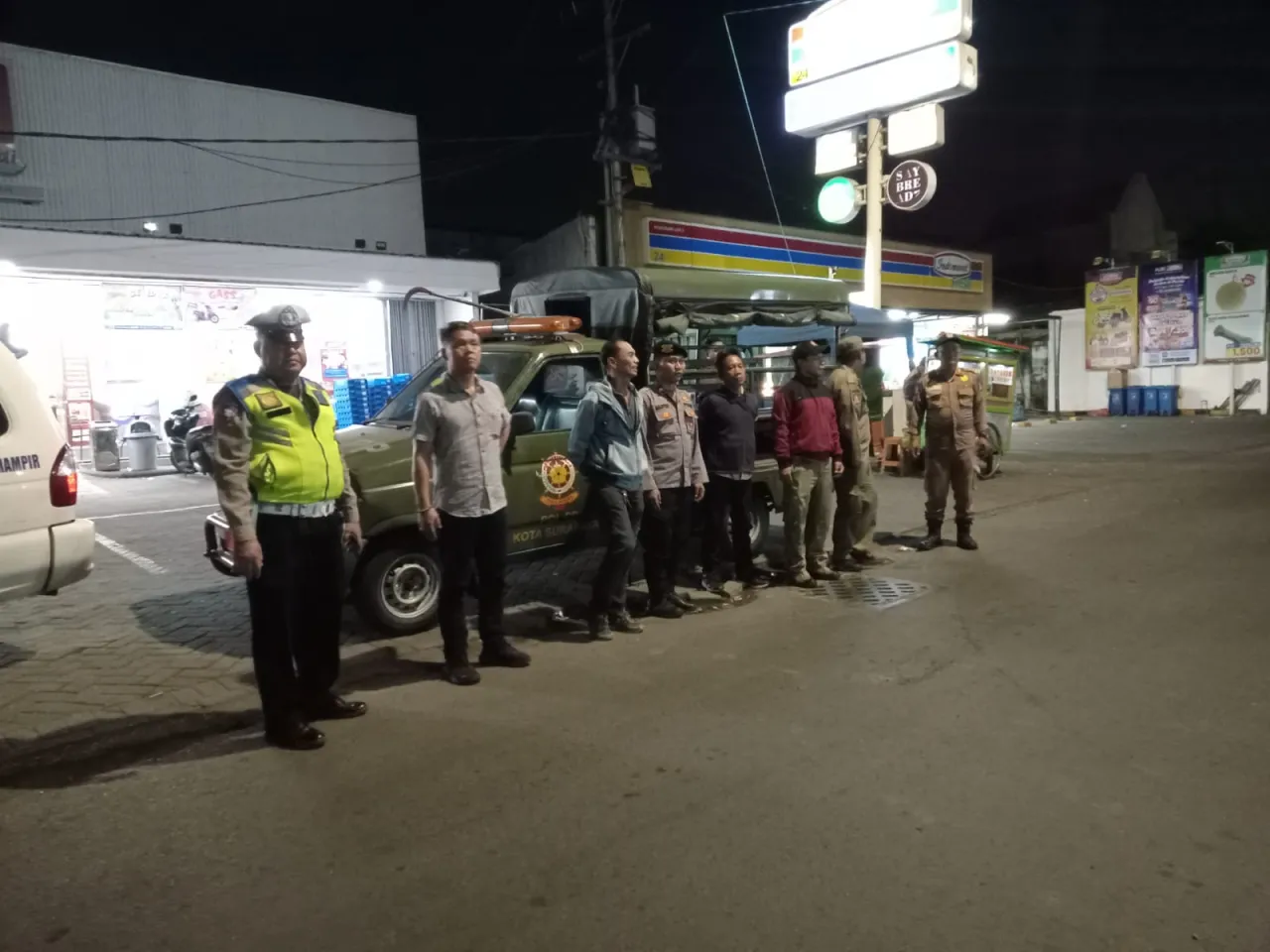 Ket Foto : Kecintaan Warga Pada Patroli Harkamtibmas Polsek Semampir dan Satpol PP Semakin Menguat 
