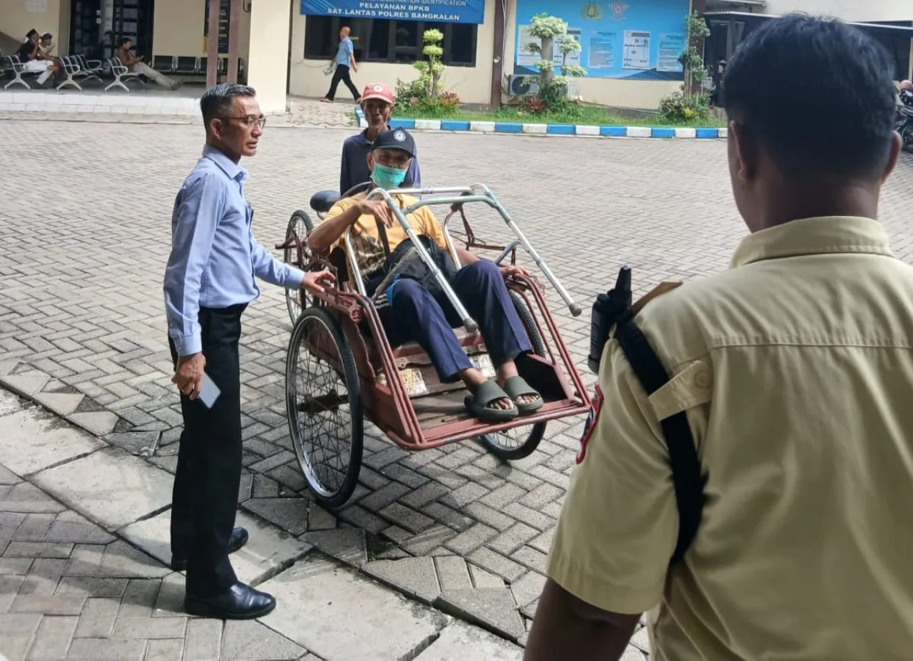 Ket Foto : Suguhkan Pelayanan Prima Adpel Samsat Bangkalan, Berikan Perhatian Lebih Pada Wajib Pajak Disabilitas