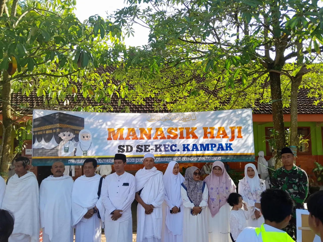 Ket Foto : Belajar Haji Sejak Kecil, Babinsa Kampak Tanamkan Nilai Akhlak dan Kebersamaan