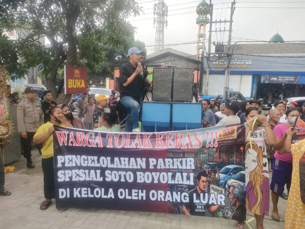 Ket Foto : Aksi Unras Warga RW 06 Kapas Lor, Protes Pengelolaan Lahan Parkir dan Perizinan di Gerai SSB Kenjeran Surabaya 