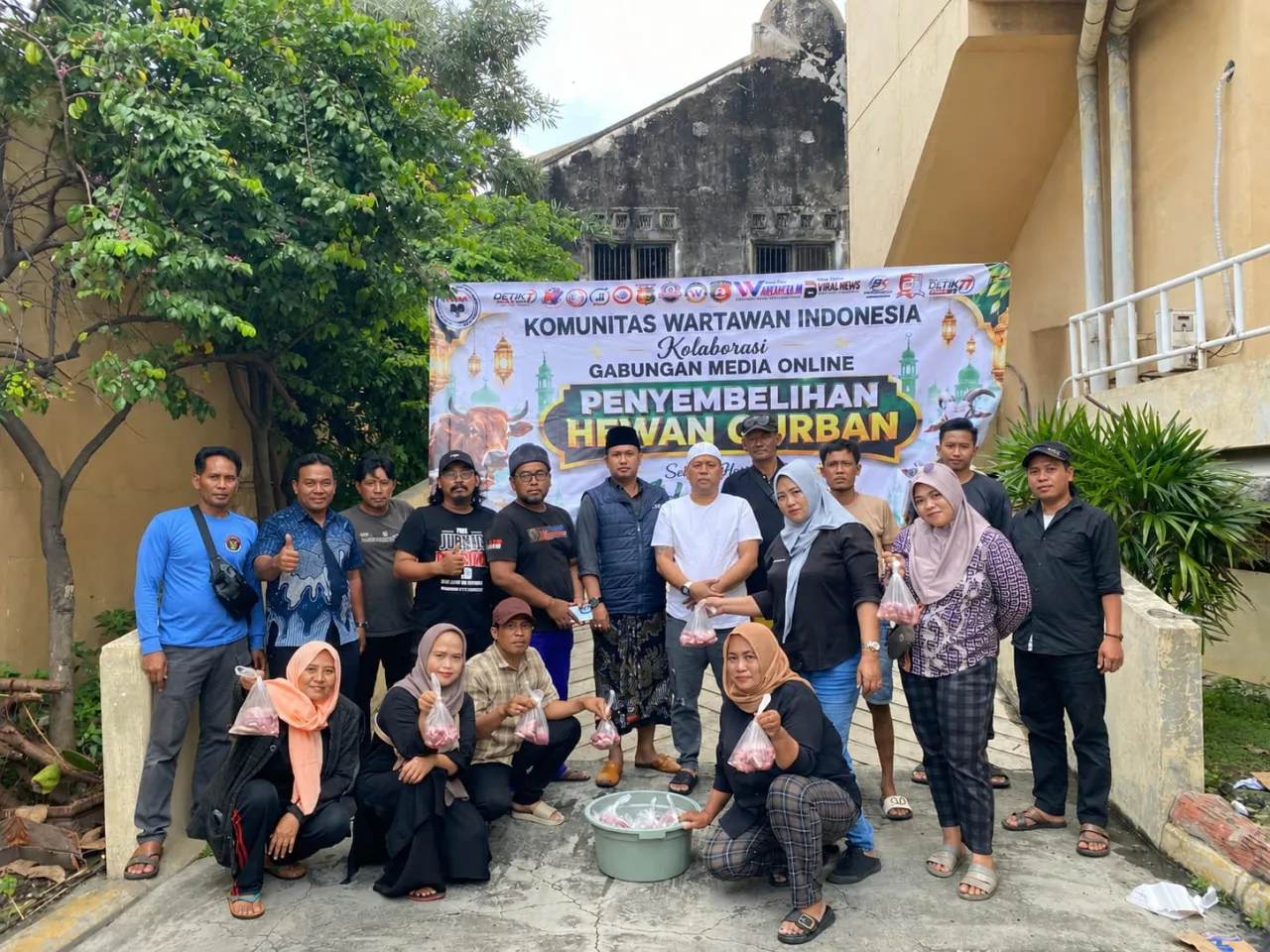 Ket Foto : KWI Bersama 12 Media Gabungan Turut Berkontribusi Dalam Merayakan Idul Adha 1447 H Dengan Menyembelih 2 Ekor Kambing 