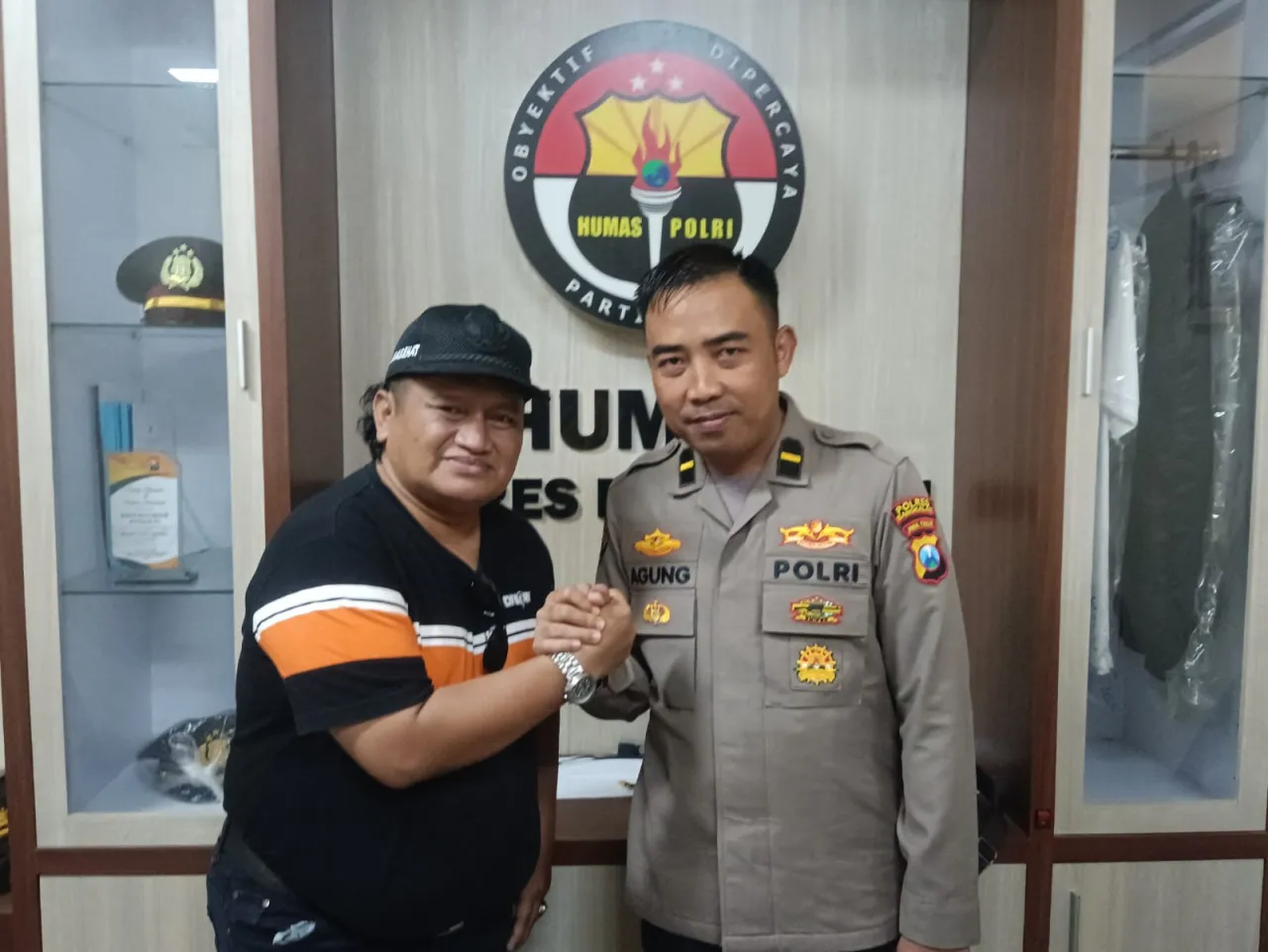 Ket Foto : Penasehat KWI Abah Samsul Arifin Jalin Sinergitas dan Pererat Silaturahmi dengan Kasi Humas Polres Bangkalan