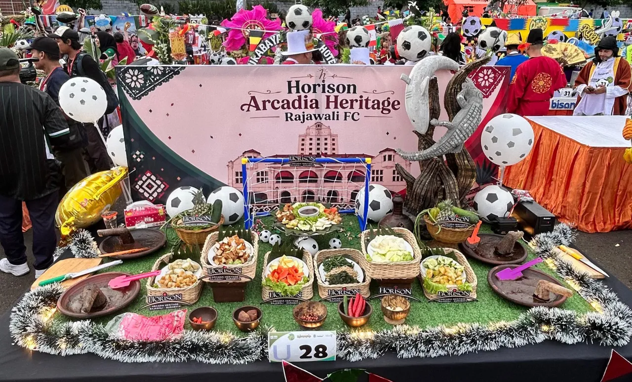 Ket Foto : Horison Arcadia Heritage Rajawali Surabaya Tampil Nyentrik di Festival Rujak Uleg Phoria 2026