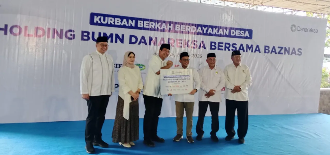 Ket Foto : Berdayakan Desa, Holding Danareksa Donasikan Belasan Sapi dan Kambing Kurban di Surabaya