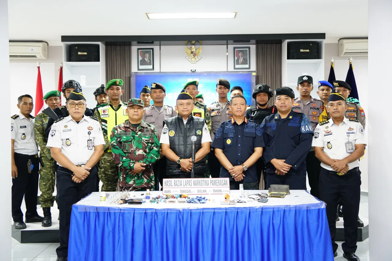 Ket Foto : Sinergi TNI-Polri dan Pemasyarakatan, Lapas Narkotika Pamekasan Gelar Razia Menyeluruh Blok Hunian