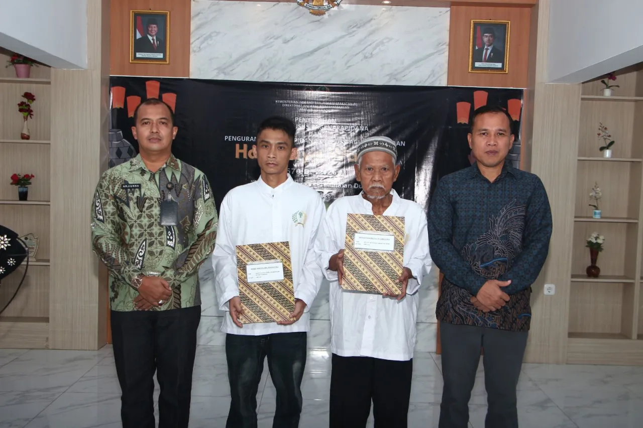 Ket Foto : Hadirkan Harapan Baru, Lapas Kelas I Madiun Serahkan Remisi Khusus Waisak sebagai Bentuk Penghargaan atas Perubahan Perilaku