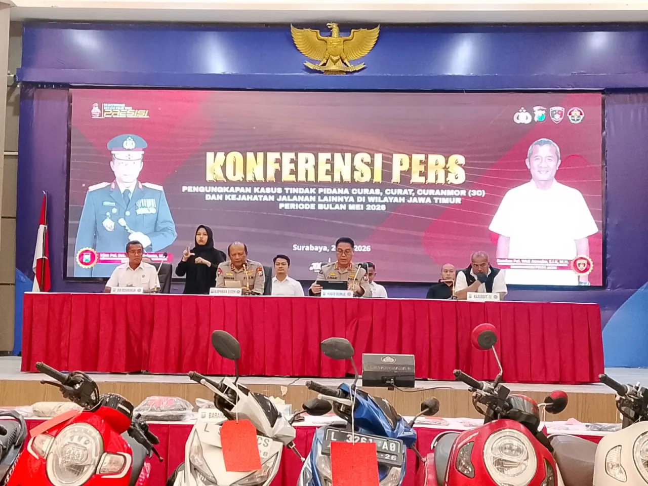 Ket Foto : Konverensi pers Jajaran Polres Se Jawa Timur di Gelar Oleh Polda Jatim Terkait Kasus 3.C (Curat, Curas dan Curanmor)