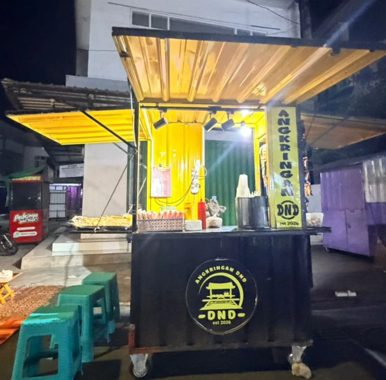 Ket Foto : Keponakan Ketua Umum KWI Buka Angkringan DND di Tengah Kota Sampang, Tawarkan Menu Merakyat Mulai Rp2.000
