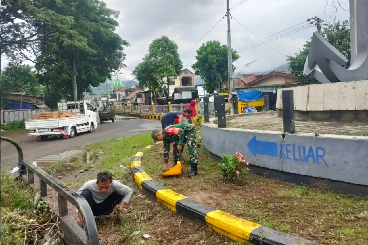 Ket Foto : Babinsa dan Warga Jaga Pesona Pantai Prigi di Trenggalek
