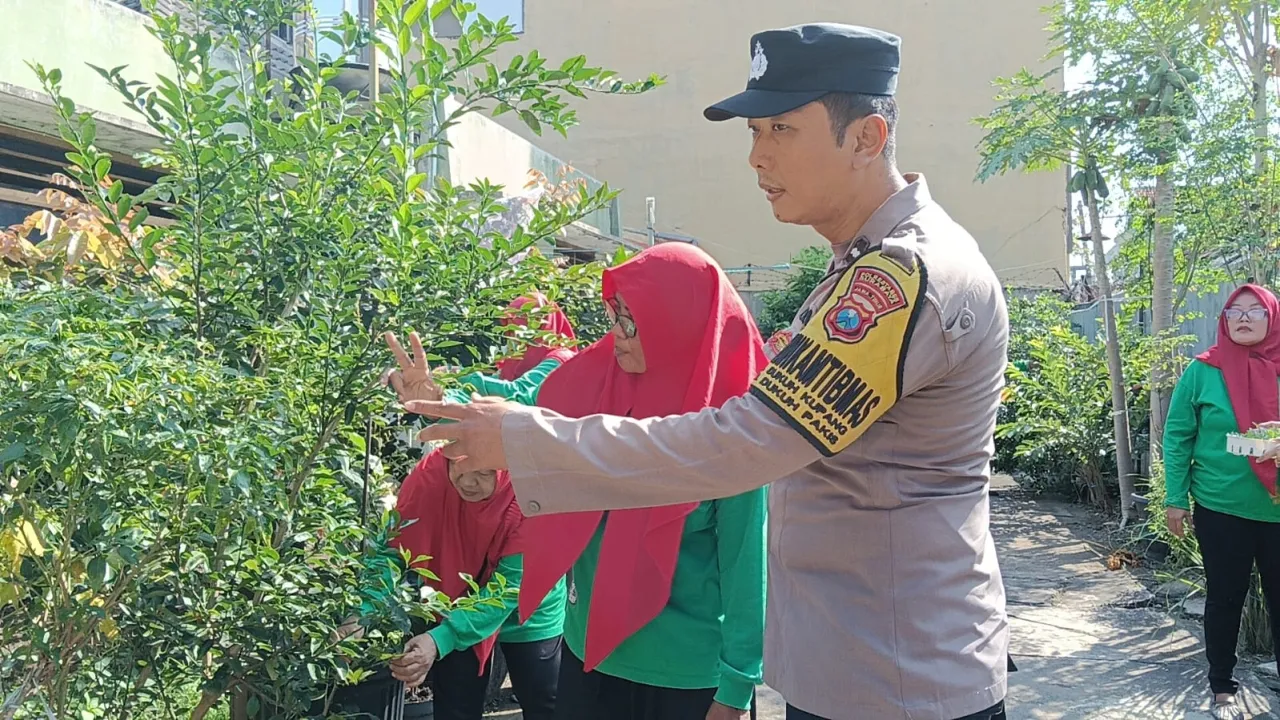 Ket Foto : Bhabinkamtibmas Jambangan Dampingi Penilaian P2B, Warga Diajak Maksimalkan Lahan Perkotaan