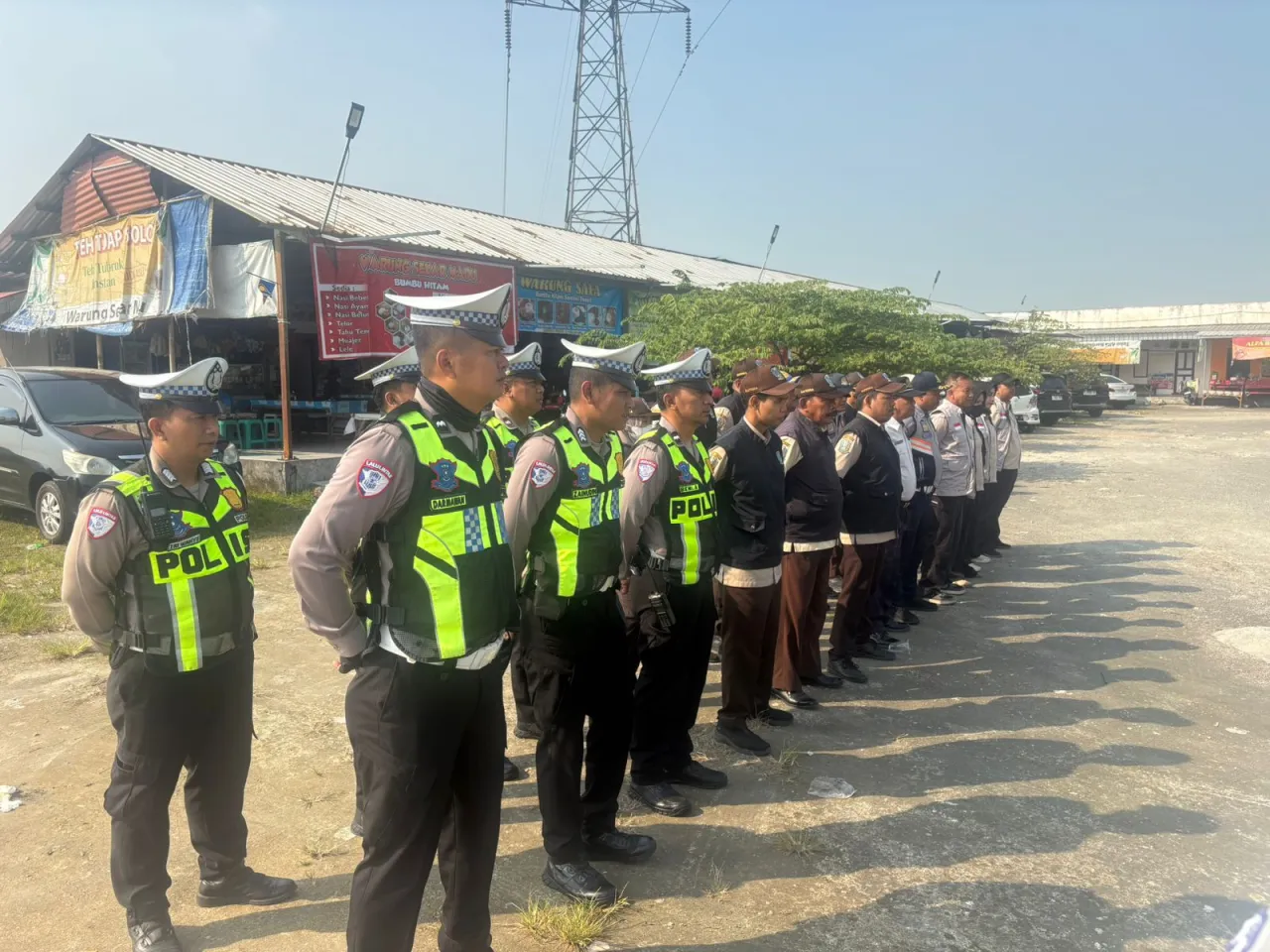 Ket Foto : Dishub, Polri, Jasa Raharja dan Bapenda Gelar Operasi Gabungan Patuh Pajak di Depan Kantor SIM