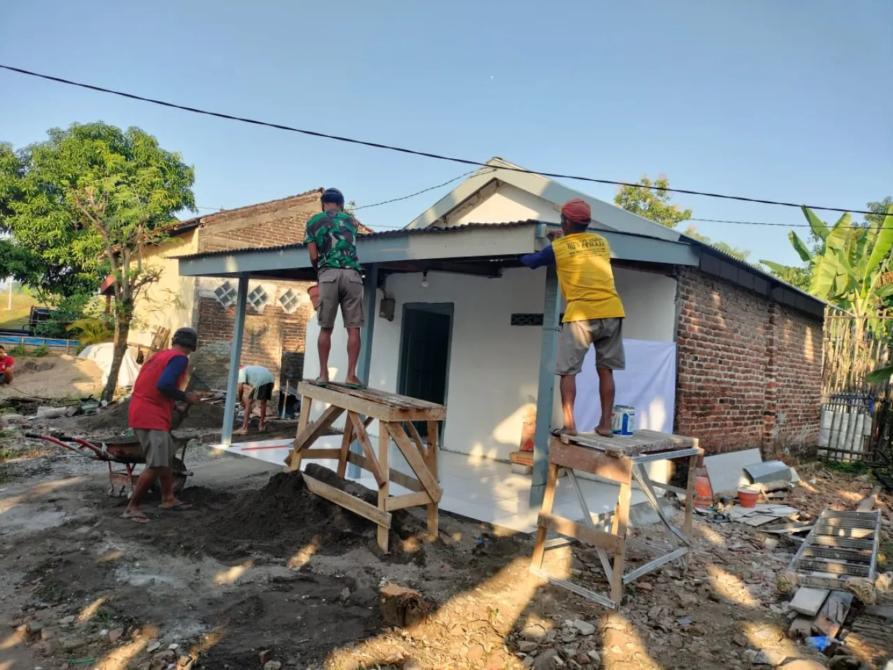 Ket Foto : Mulai Bergotong Royong, Lapas Kelas I Madiun Laksanakan Bedah Rumah untuk Masyarakat Sekitar