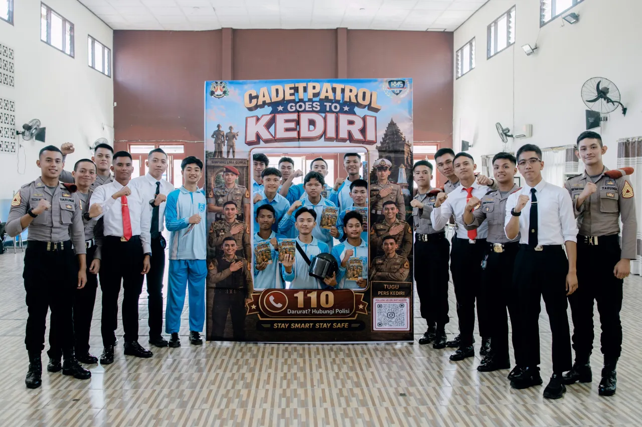 Ket Foto : Kediri,Upaya meningkatkan kesadaran hukum dan kedekatan Polri dengan generasi muda terus dilakukan. Sebanyak 14 Taruna Akademi Kepolisian (Akpol) Tingkat III Batalyon Ksatriya Hawin Sarwahita bersama personel pembimbing melaksanakan kegiatan so