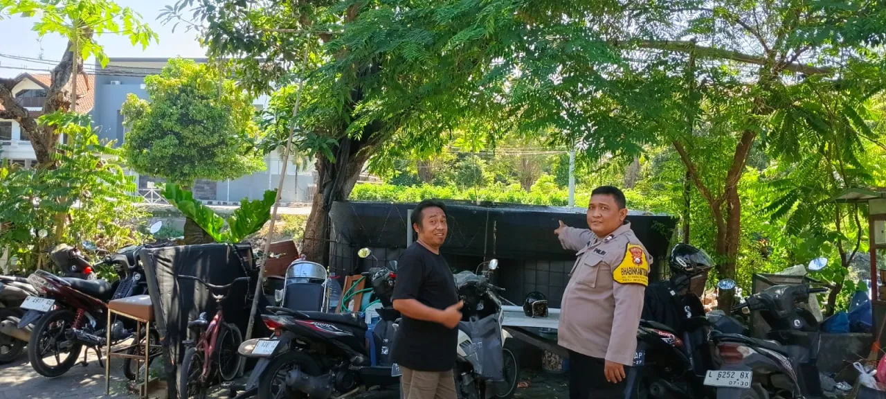 Ket Foto : Bhabinkamtibmas Kejawan Putih Tambak Dukung Budidaya Lele Rumahan dan Ketahanan Pangan Warga