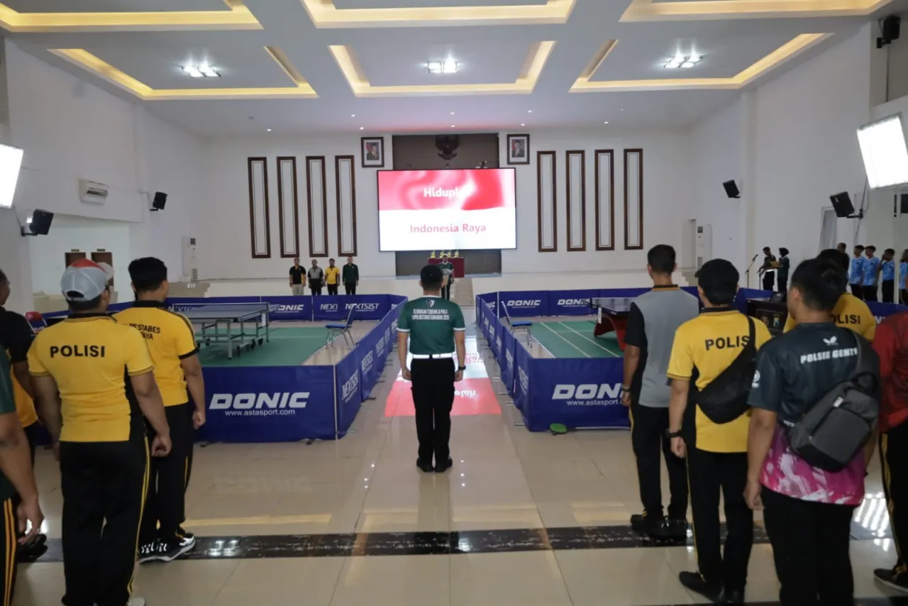 Ket Foto : Adu Ketangkasan di Meja Hijau, Personel Polrestabes Surabaya Meriahkan Turnamen Tenis Meja Hari Bhayangkara ke-80