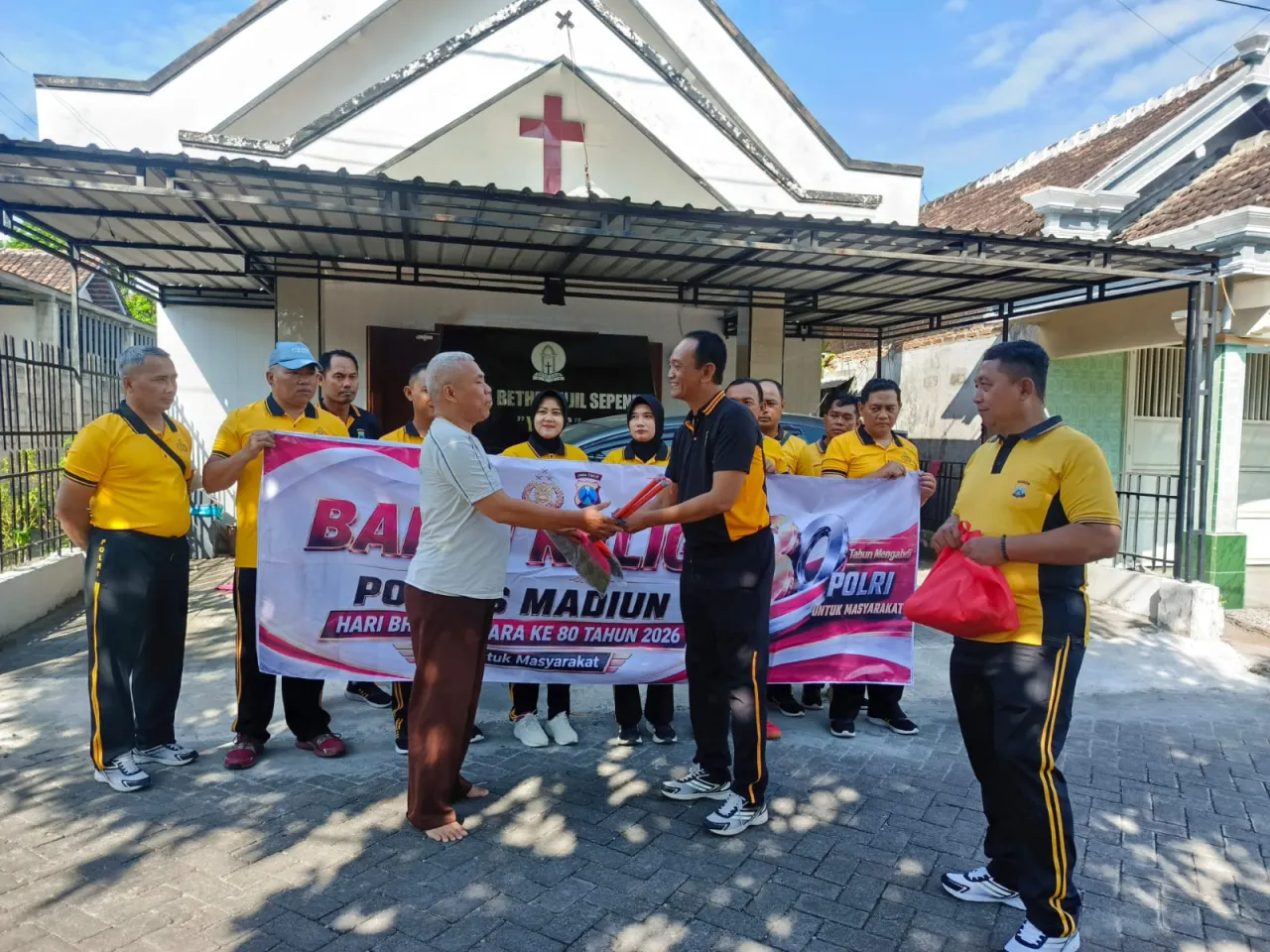 Ket Foto : Sambut Hari Bhayangkara ke-80, Polres Madiun Gelar Bakti Religi Serentak di Sejumlah Tempat Ibadah