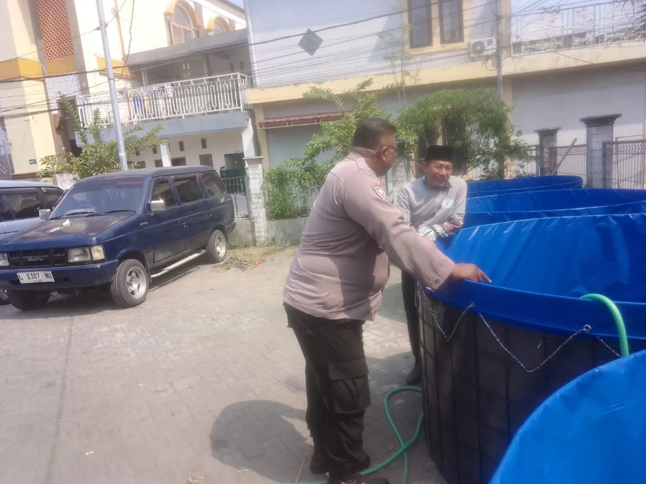 Ket Foto : Bhabinkamtibmas Benowo Dukung Program Ketahanan Pangan Melalui Pendampingan Budidaya Lele