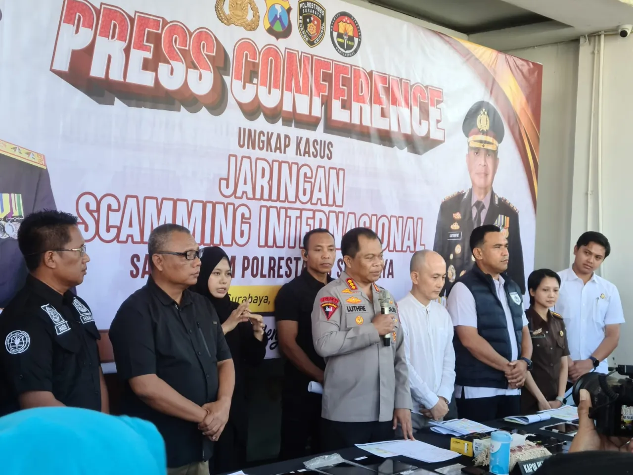 Ket Foto : Polrestabes Surabaya Amankan 45 Tersangka Hasil Pengembangan Penyidikan Kasus Siber Internasional