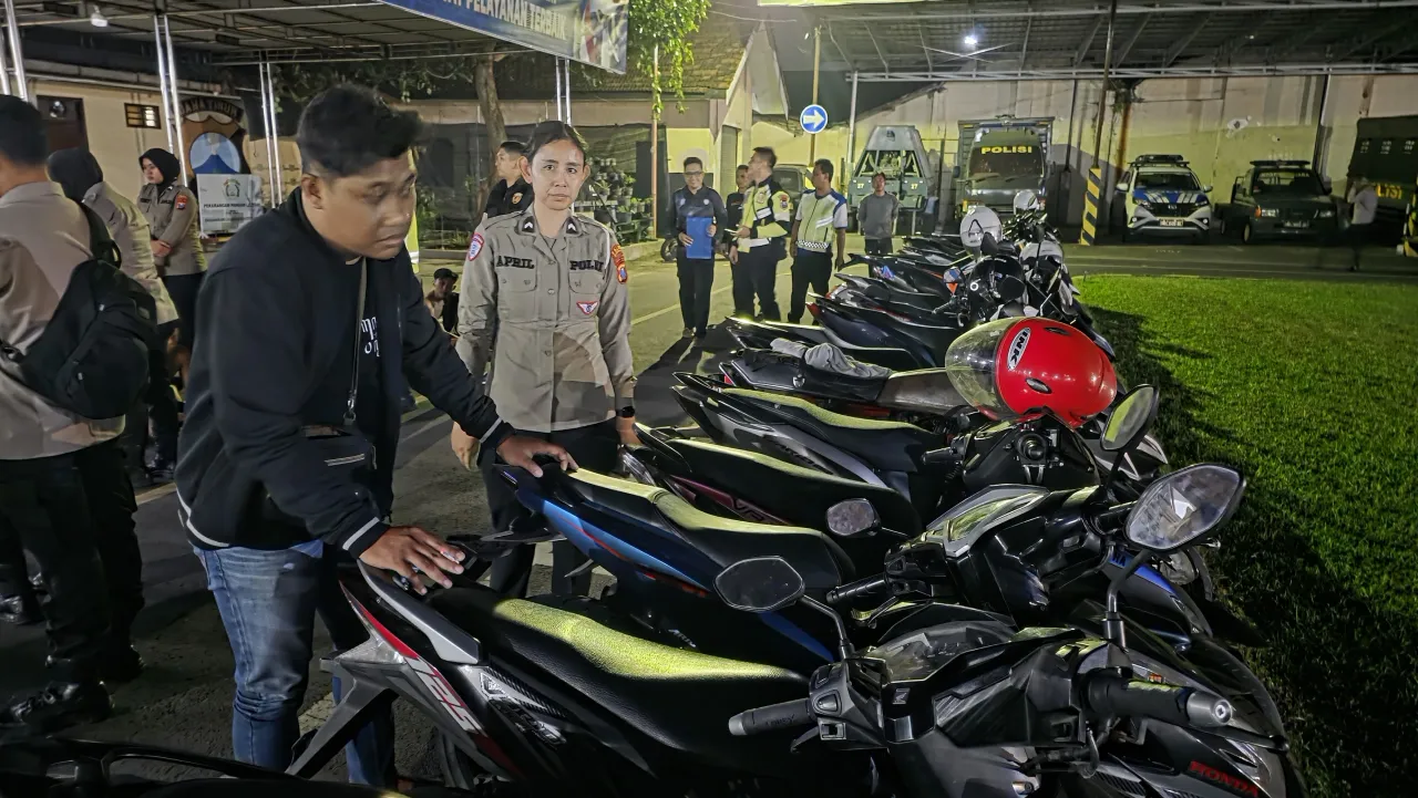 Ket Foto : Polres Mojokerto Kota Amankan 80 Pemuda Konvoi,1 orang Kedapatan Bawa Sajam
