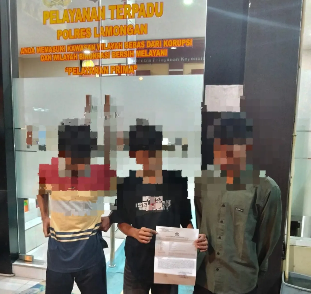 Ket Foto : Terduga tersangka Indra Penjual Miras, Kini Di Laporkan Ke Polres Lamongan. 