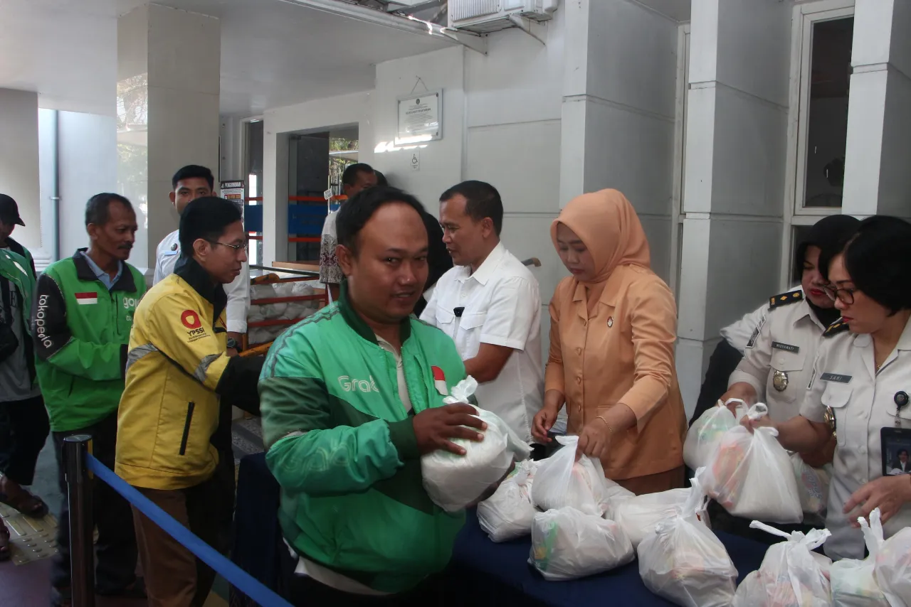 Ket Foto : Berbagi Kebahagiaan, Lapas Kelas I Madiun Bagikan Bantuan kepada Warga Sekitar