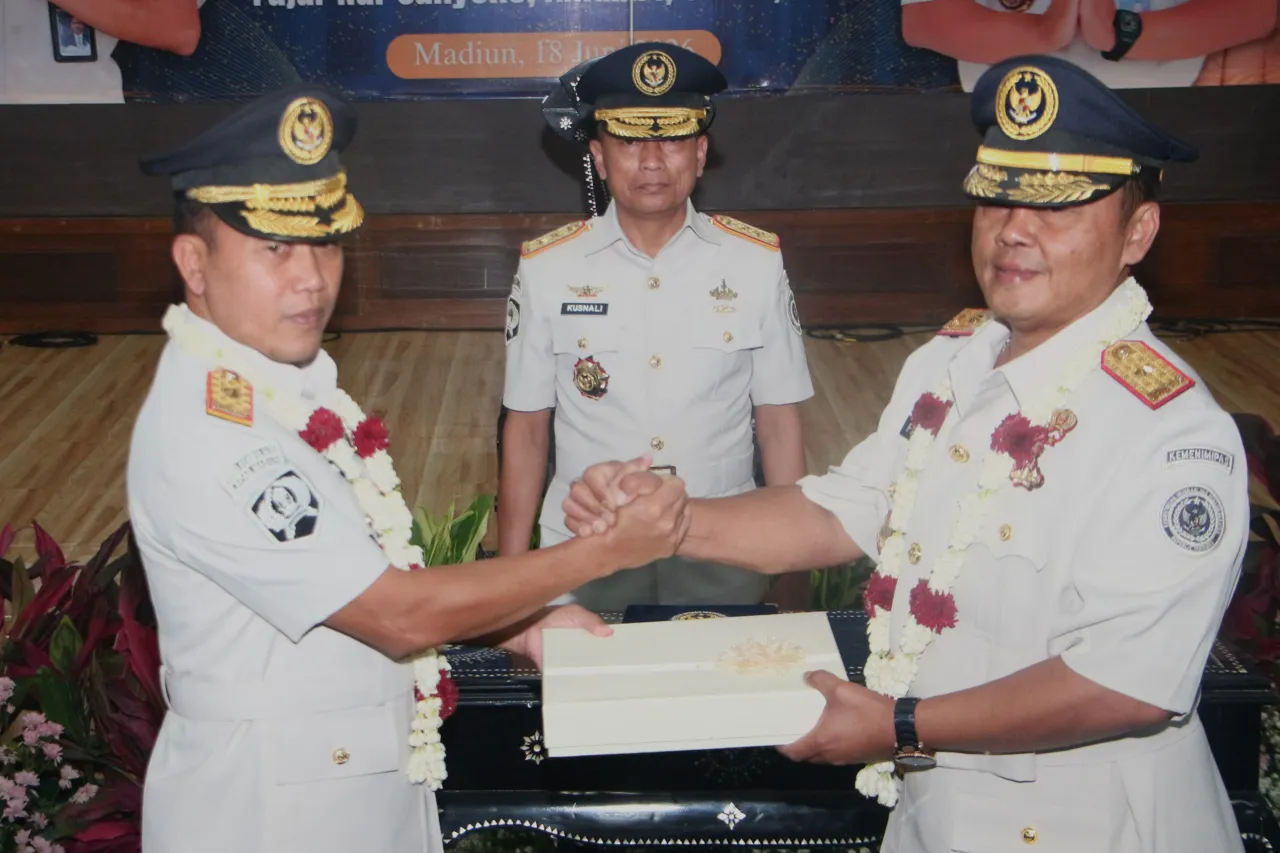 Ket Foto : Tongkat Estafet Kepemimpinan Beralih, Sertijab Kalapas Lapas Kelas I Madiun Berlangsung Khidmat dan Penuh Kekeluargaan
