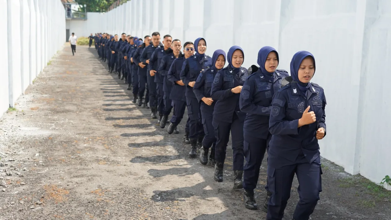 Ket Foto : Tempa Integritas, 62 CPNS Pemasyarakatan Korwil Surabaya Jalani Pembaretan