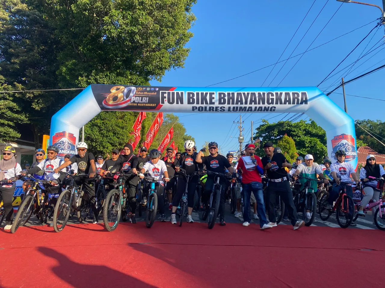 Ket Foto : Polres Lumajang Gelar Gowes, Ribuan Pesepeda Sambut Hari Bhayangkara ke - 80