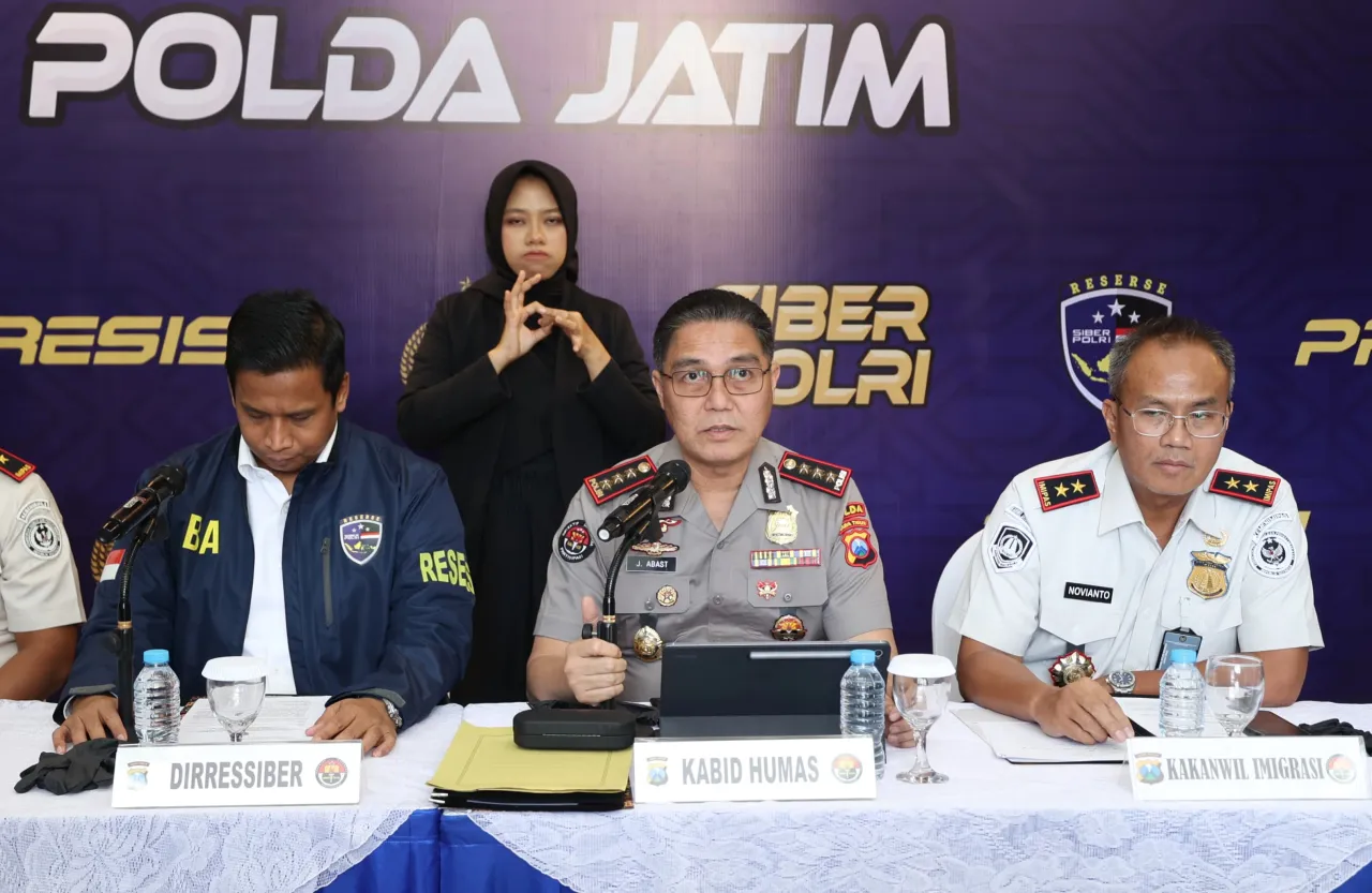 Ket Foto : Konferensi pers Polda Jatim Bongkar Sindikat Love Scamming Internasional, 3 Tersangka Diamankan