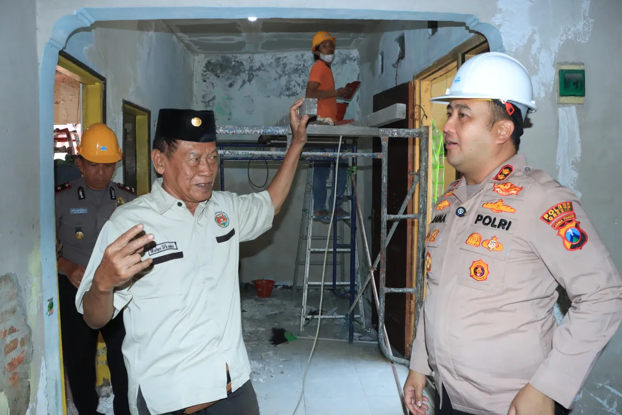 Ket Foto : Polres Gresik Bedah Rumah Purnawirawan Polri di Driyorejo, Kado Hari Bhayangkara ke - 80