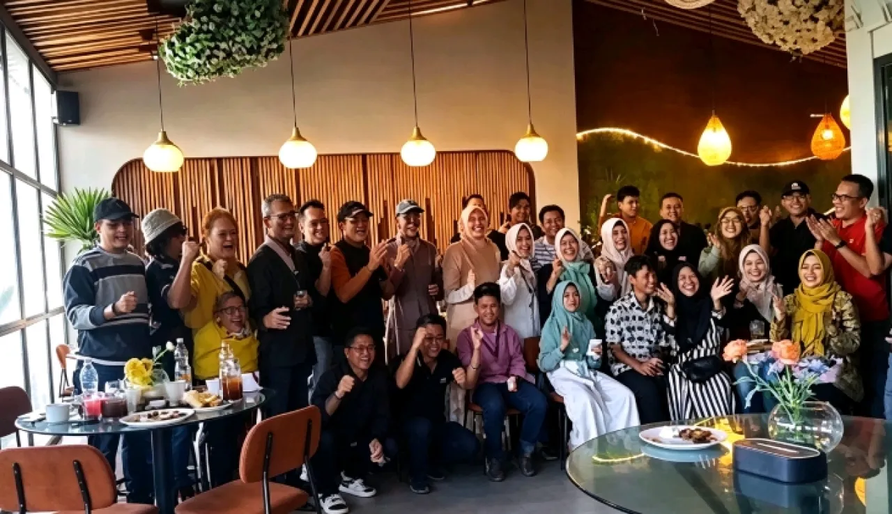 Ket Foto : Reuni Bareng Ke-4 SMPN 2 Angkatan 93 Yang Bertajuk Ngopi Bareng dan Santunan Anak Yatim, Memupuk Kepedulian Sosial