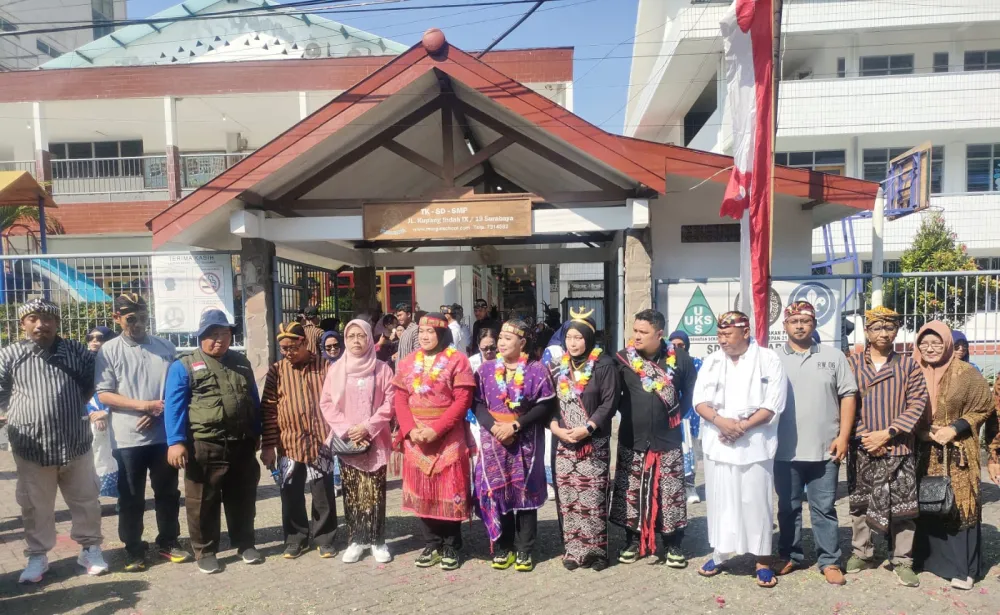 Ket Foto : Foto bersama Camat Dukuh Pakis beserta jajarannya dan para Ketua RW se kelurahan Dukuh Kupang