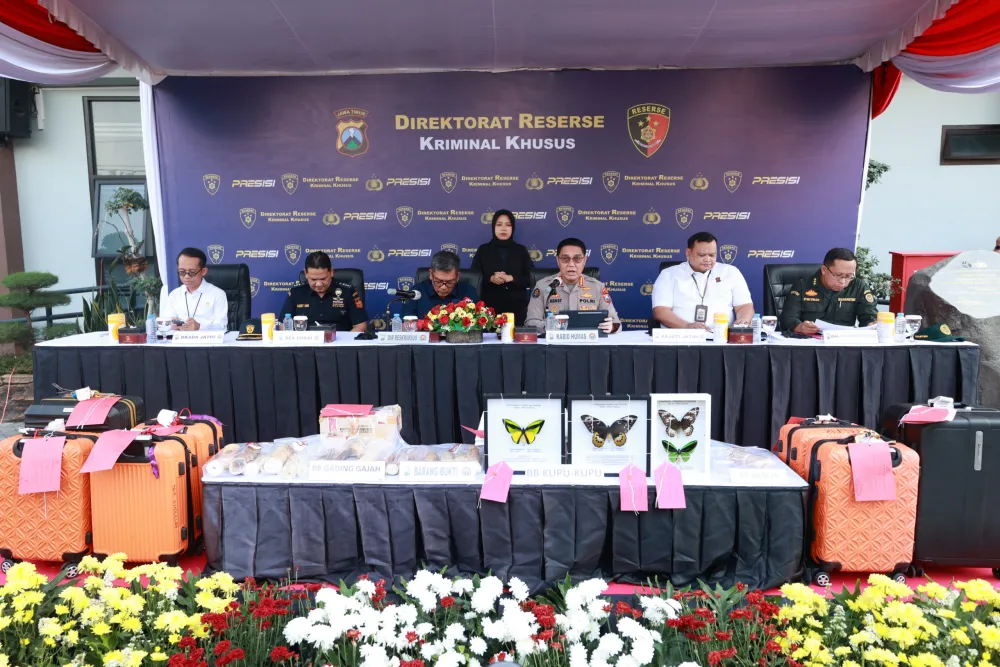 Ket Foto : Polda Jatim Ungkap Tiga Kasus Kejahatan Sumber Daya Alam, Empat Tersangka Diamankan