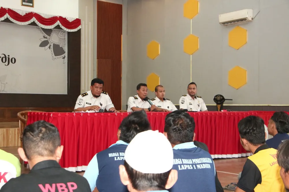 Ket Foto : Perkuat Kesadaran dan Disiplin, Pejabat Struktural Lapas Kelas I Madiun Berikan Pengarahan kepada Warga Binaan