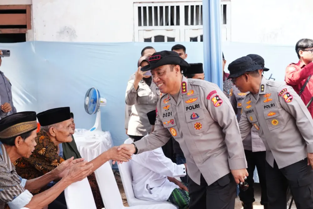 Ket Foto : Sambut Hari Bhayangkara ke-80, Polri Bedah 80 Rumah Layak Huni, Bapak Usin (85) Kini Miliki Rumah Baru Berpanel Surya