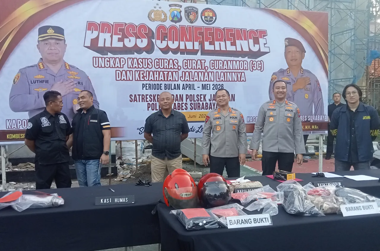 Ket Foto : Konferensi Pers Jajaran Polsek Polrestabes Surabaya Periode Bulan April s/d Mei 2026 Terkait Berbagai Kasus