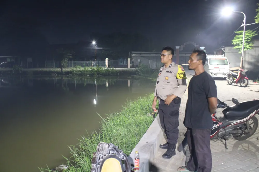 Ket Foto : Kapolsek Pakal Dukung Ketahanan Pangan Melalui Pendampingan Budidaya Ikan Air Tawar di Kelurahan Sumberrejo