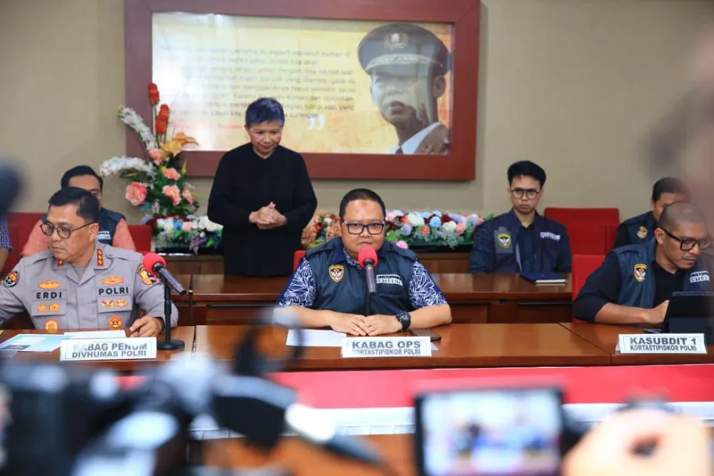 Ket Foto : Kortastipidkor Polri Tetapkan Empat Tersangka Korupsi Kerja Sama Penjualan BBM Pertamina Patra Niaga–PT AKT, Kerugian Negara Capai Rp486 Miliar